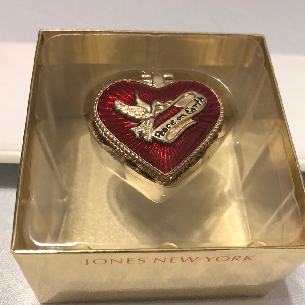 Jones New York Peace On Earth Red Heart Trinket Bx